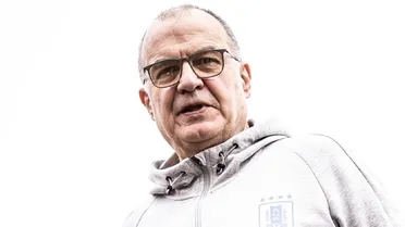 Marcelo Bielsa ensayó alineación con tres delanteros para su estreno ante la Roja