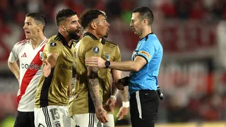 No los sueltan: La Conmebol sanciona a Colo Colo y advierte a un jugador por criticarlos