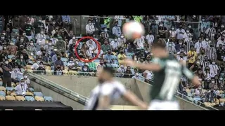 Medio brasileño busca a “desubicada” pareja que se tomó una selfie durante el gol de Palmeiras
