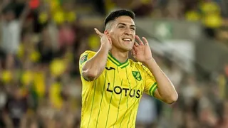 Camiseta de Marcelino Núñez es una de las piezas mejor cotizadas en subasta de Norwich