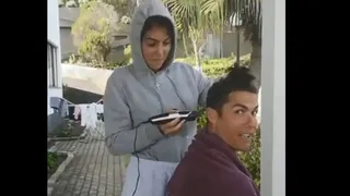 “Quédense en casa y con estilo”: Cristiano se corta el pelo con su señora durante la cuarentena