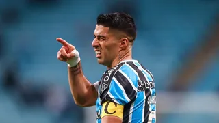Luis Suárez recibió permiso de Gremio para tratarse su rodilla en España