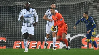 ¿Compite como chascarro del año? El grosero error del portero Handanovic en triunfo de Inter