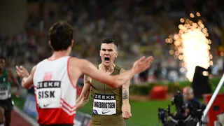 Atleta noruego estuvo cerca de batir el Récord Mundial de 1500 metros y llega como candidato a PARÍS 2024