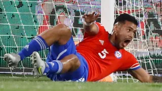 Se fueron de manotazos: Paulo Díaz y Ramón Sosa fueron expulsados en el Chile-Paraguay