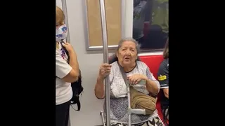 ¡Con toda la pasión! Adulta mayor guió cánticos de barra de Colo Colo en el metro