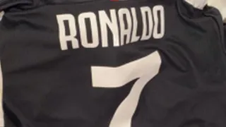 “Regalito para Danilo”: El lindo gesto de Cristiano con Medel tras el duelo de Juventus con Bologna
