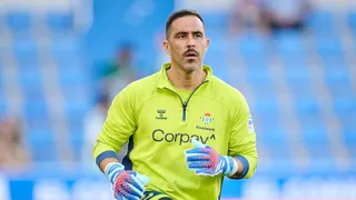 Claudio Bravo fue protagonista en autogol de un compañero en empate de Betis