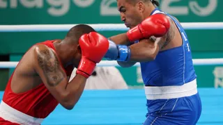 La caída de Miguel Véliz ante Gerlon Congo en fallo dividido en Santiago 2023