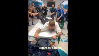 El alocado festejo de Daniele De Rossi en el camarín de Italia tras la conquista de la Euro