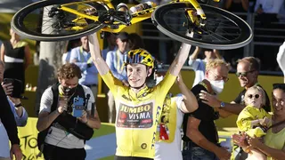 El danés Jonas Vingegaard fue aclamado en París como nuevo rey del Tour de Francia