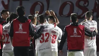 Estudiantes batió a Bragantino en Brasil y aseguró el liderato del Grupo C en la Libertadores