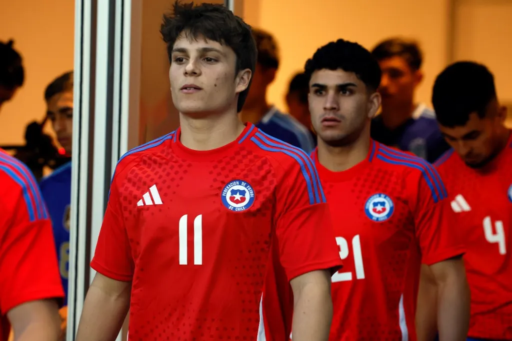 Chatiliez saliendo a la cancha a jugar contra Argentina 