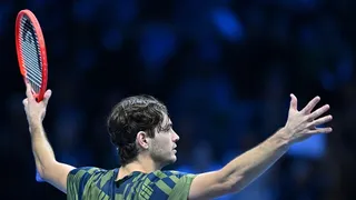 Taylor Fritz le ganó una batalla a Félix Auger-Aliassime y avanzó a semifinales en el ATP Finals