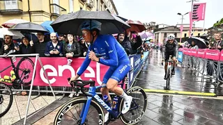 Andreas Leknessund mantuvo la maglia rosa en una etapa marcada por las caídas