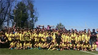 Claudio Bravo compartió con pequeños futbolistas en el complejo El Uno Campus