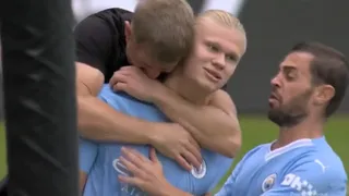 Un hincha invadió la cancha para festejar un gol con Erling Haaland