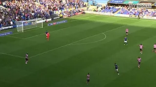 Arquero se distrajo y delantero le robó el balón para generar un golazo