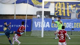 Juan Cuevas aprovechó la débil marca de la U y anotó el empate para Everton