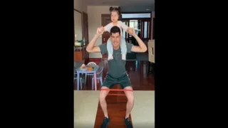 Carlos Lampe entregó consejos de entrenamientos utilizando a sus hijas como pesas