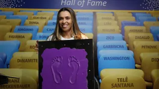 Brasileña Marta es la primera mujer que deja su huella en la Calzada de la Fama del Maracaná