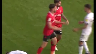 La brutal patada en el ascenso inglés que se sancionó solo con tarjeta amarilla