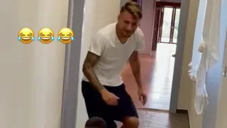 Lorenzo Insigne le dio un susto a Ciro Immobile en la concentración de Italia