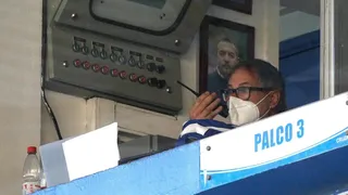 Colo Colo se aferra a los antecedentes: Así fue el “caso walkie talkie” de Ariel Holan en la UC