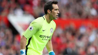 Hinchas de Manchester City ven a Claudio Bravo como uno de los peores de la temporada