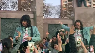 ¡Pasión mundialera! Músico argentino causó furor tras conseguir lámina de Messi en una plaza