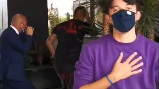 Fanático de Inter se tomó una selfie con Arturo Vidal en su llegada al hotel