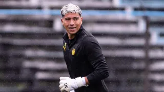 “Se comió los dos goles”: Brayan Cortés en la mira de Peñarol tras una noche para el olvido en Uruguay