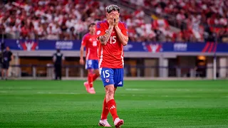 Diego Valdés lo pasa mal en La Roja: Fuera contra Argentina y con suerte llega a jugar con Canadá