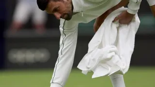 Novak Djokovic secó con toalla la cancha central de Wimbledon por la lluvia