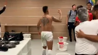 Los desatados festejos de la Roja en el camarín tras eliminar a Colombia