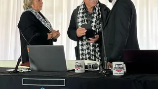 Carlos Caszely fue condecorado como socio honorario de Colo Colo