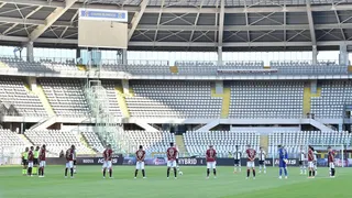 Sentido tributo a las víctimas del Covid-19 marcó el duelo de Torino y Parma en la vuelta de la Serie A