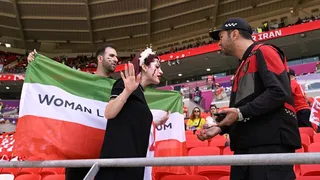 Hinchas de Irán se manifestaron durante duelo ante Gales por muerte de Mahsa Amini