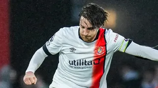 Capitán de Luton “responde” y fue trasladado al hospital