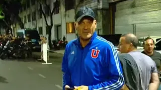 Legendario portero argentino llegó al estadio de Huracán con una chaqueta de la U