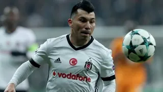 Gary Medel evitó un gol con la cabeza desde la línea en victoria de Besiktas sobre Fenerbahce
