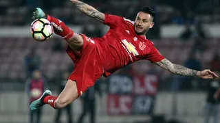 Mauricio Pinilla se entretuvo cabeceando un balón mientras comentaba el Mundial