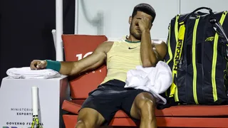 Carlos Alcaraz se retiró en la primera ronda del ATP de Río tras sufrir lesión en el tobillo