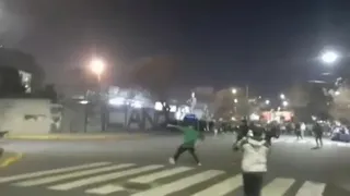 Fanáticos de Nueva Chicago protagonizaron feroz enfrentamiento con la policía argentina