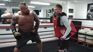 Youtuber se ofreció para recibir un puñetazo del “hombre más fuerte del mundo”