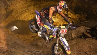 Piloto mexicano hizo historia al subir en moto a un volcán activo en México