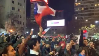 Hinchas celebraron en Plaza Italia tras la clasificación de Chile a semifinales de Copa América