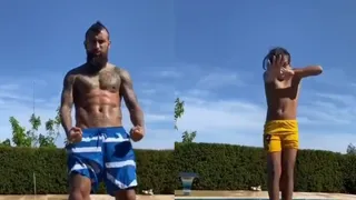 “Con mis súper héroes” : El regaloneo de Arturo Vidal con sus hijos en la piscina