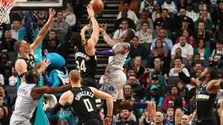 Milwaukee recobró el camino de los triunfos de la mano de Antetokounmpo