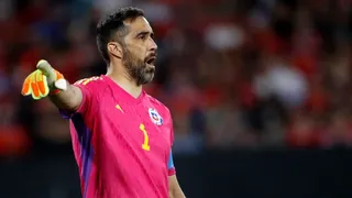 Formador de Claudio Bravo: “Mosa podría ser el único que lo convenza de volver a Colo Colo”